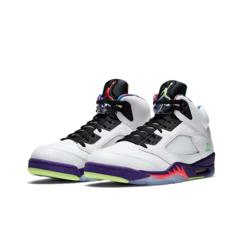 Premièrement, les baskets Air Jordan 5 Femme incarnent un mélange parfait de style audacieux et de performance exceptionnelle.