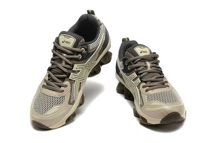 Premièrement :Les baskets Asics  offrent une combinaison parfaite de style et de performance.