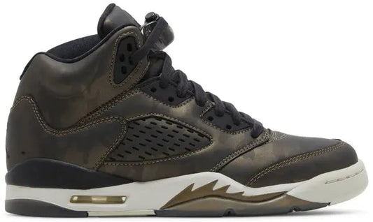 Premièrement, les baskets Air Jordan 5 Femme incarnent un mélange parfait de style audacieux et de performance exceptionnelle.


