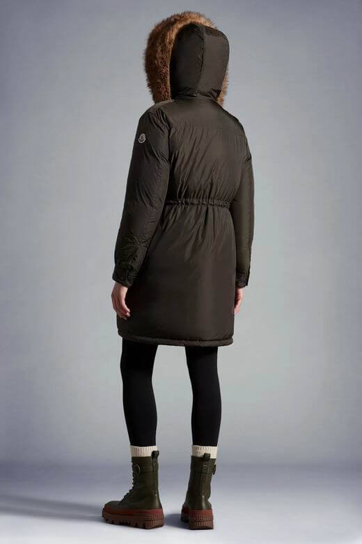 Premièrement : Les doudounes Moncler Femme, ainsi que les manteau Moncler Femme, incarnent un style et un raffinement incomparables.