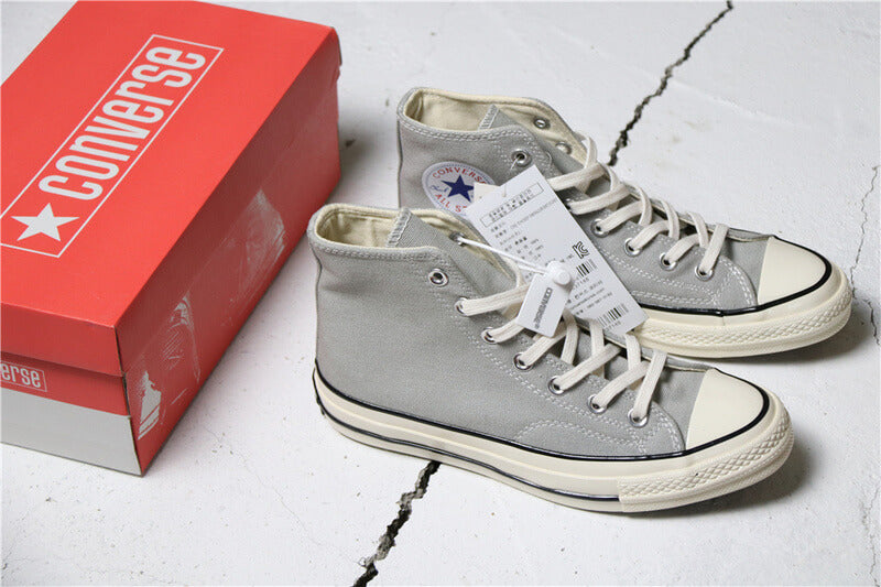 Premièrement : Les baskets Converse Femme se distinguent par leur design iconique et leur esthétique vintage.