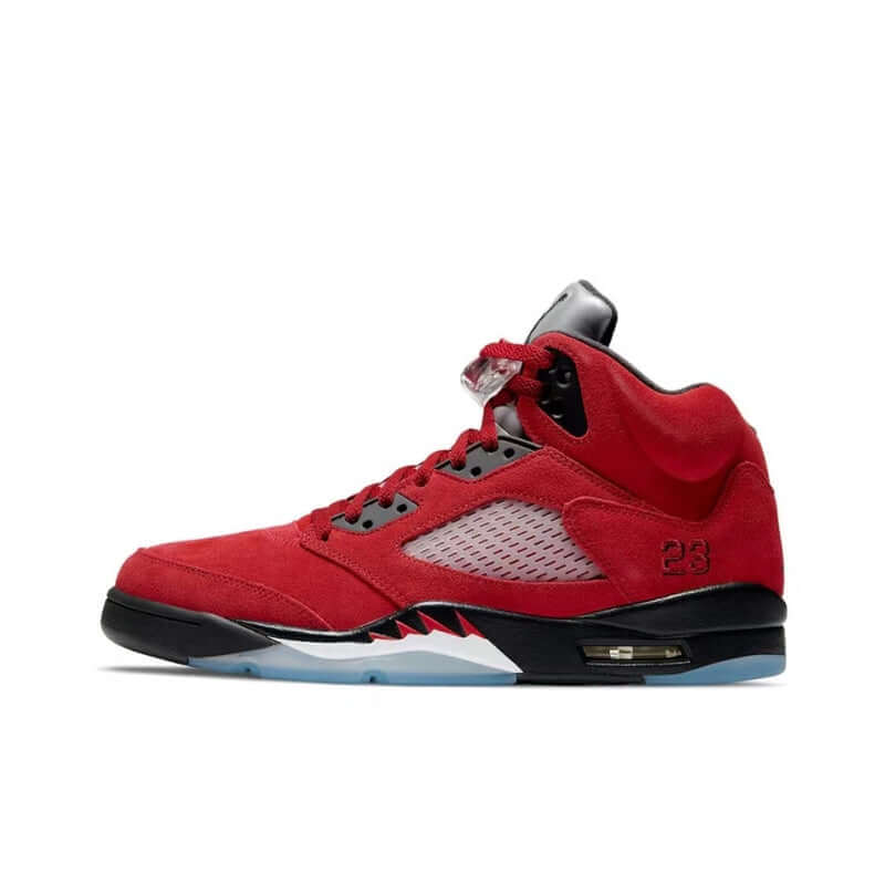 Premièrement, les baskets Air Jordan 5 Femme incarnent un mélange parfait de style audacieux et de performance exceptionnelle.