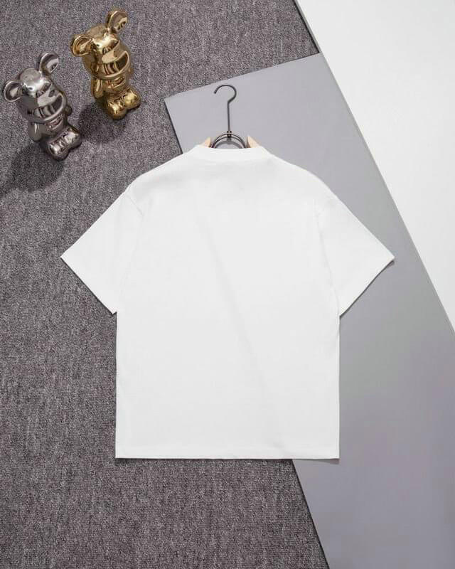 Premièrement : les T shirts Chanel Femme offrent une élégance et un confort inégalés.