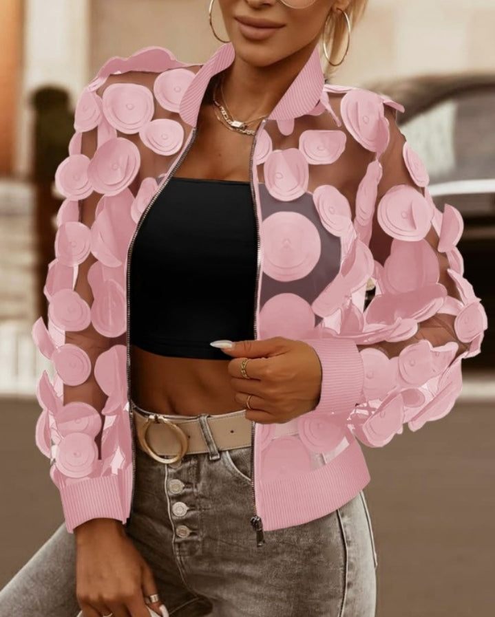 Premièrement : Adoptez un look moderne et raffiné avec cette Manteau à manches longues avec broderie florale et col de baseball veste zippée en maille transparente femme.