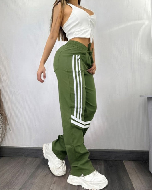 Premièrement : Ce Pantalon cargo taille haute extensible froncé à bandes rayées et poches Femme.