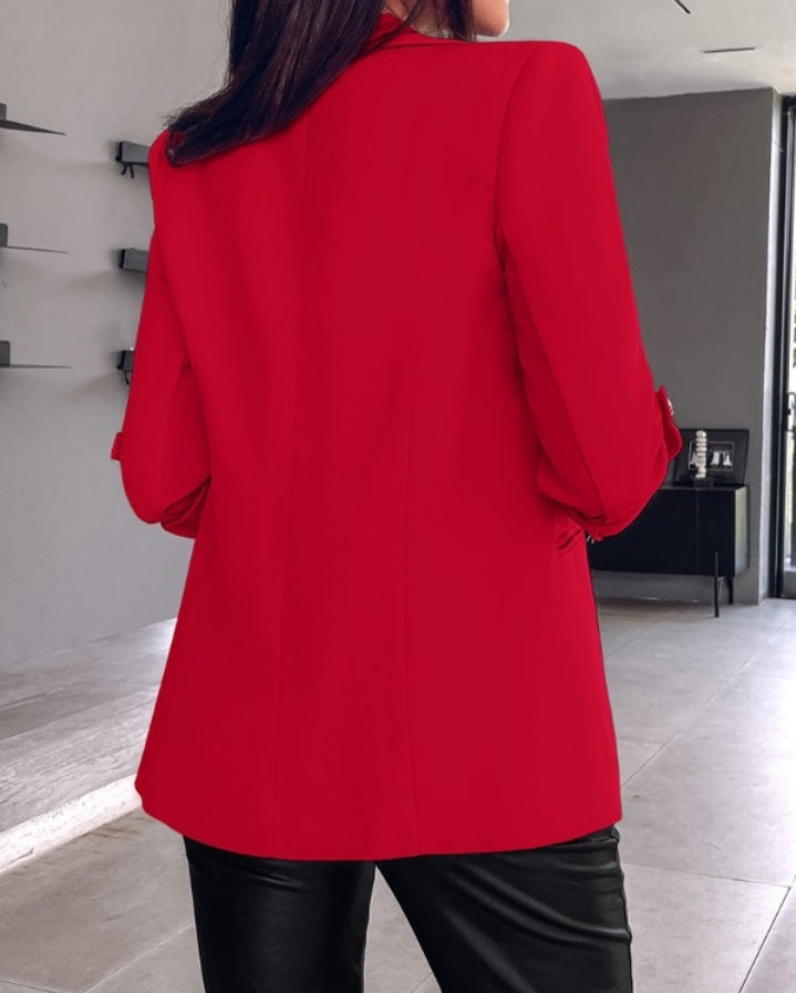 Premièrement : Ajoutez une touche de sophistication et de modernité à votre garde-robe avec ce Manteau blazer à col cranté et manches retroussés femme