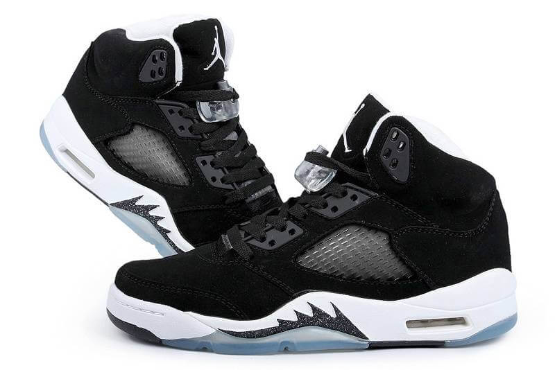 Premièrement, les baskets Air Jordan 5 Femme incarnent un mélange parfait de style audacieux et de performance exceptionnelle.