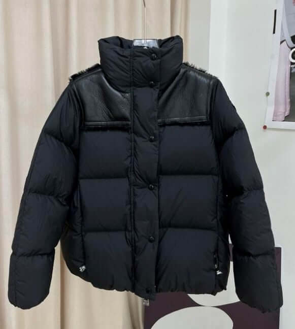 Premièrement : Les doudounes Moncler Femme, ainsi que les manteau Moncler Femme, incarnent un style et un raffinement incomparables.