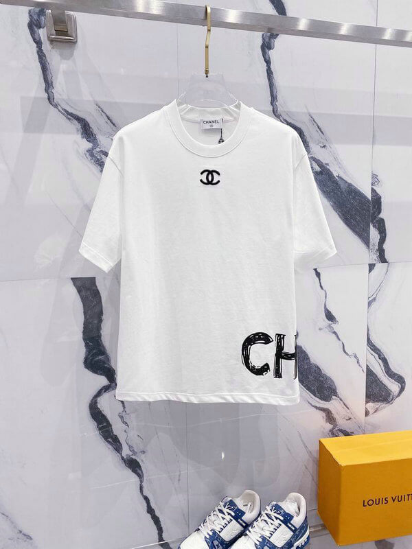Premièrement : les T shirts Chanel Femme offrent une élégance et un confort inégalés.