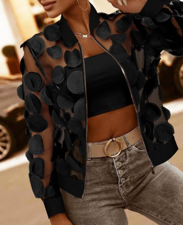 Premièrement : Adoptez un look moderne et raffiné avec cette Manteau à manches longues avec broderie florale et col de baseball veste zippée en maille transparente femme.