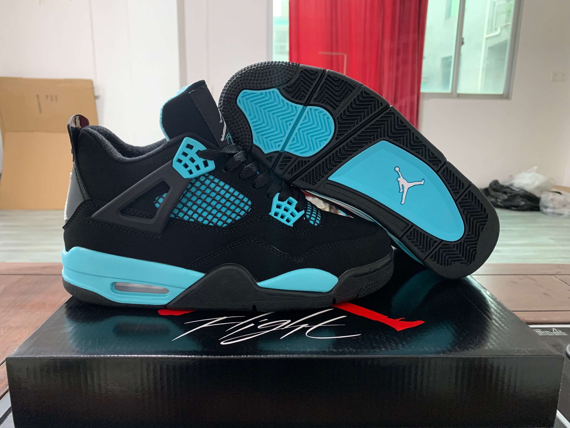 Premièrement : Les baskets Air Jordan 4 Femme se distinguent par leur design iconique et leur capacité à allier style et fonctionnalité