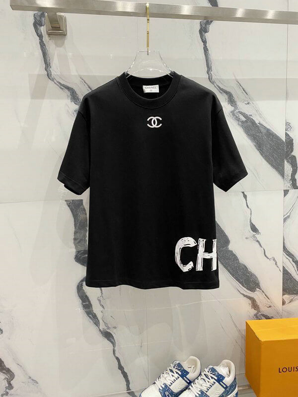 les T-shirts Chanel Femme offrent une élégance et un confort inégalés. Au meilleur prix. Le moins cher design emblématique.