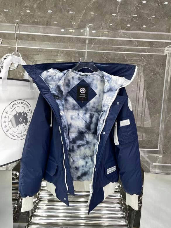 Résultat de l'évolution emblématique de la marque Canada Goose, la doudoune Canada Goose Parka Femme est un témoignage de l'engagement de Canada Goose à combiner style,