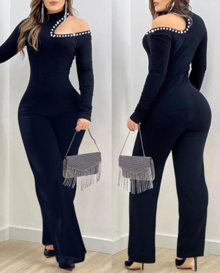 Premièrement : Brillez avec style grâce à cette Combinaison à épaules dénudées et col haut avec strass et manches longues, coupe slim évasée femme.