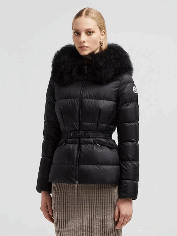 Premièrement : Les doudounes Moncler Femme, ainsi que les manteau Moncler Femme, incarnent un style et un raffinement incomparables.