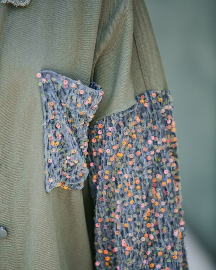 Premièrement : Apportez une touche d’éclat à votre look avec cette Veste décontractée à paillettes et patchwork à manches longues avec bouton sur le devant et ourlet brut femme 