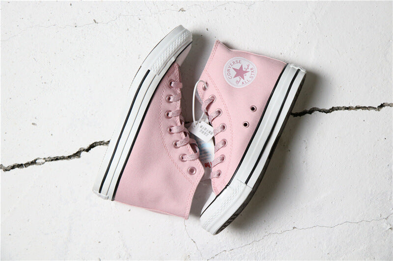 Premièrement : Les baskets Converse Femme se distinguent par leur design iconique et leur esthétique vintage.
