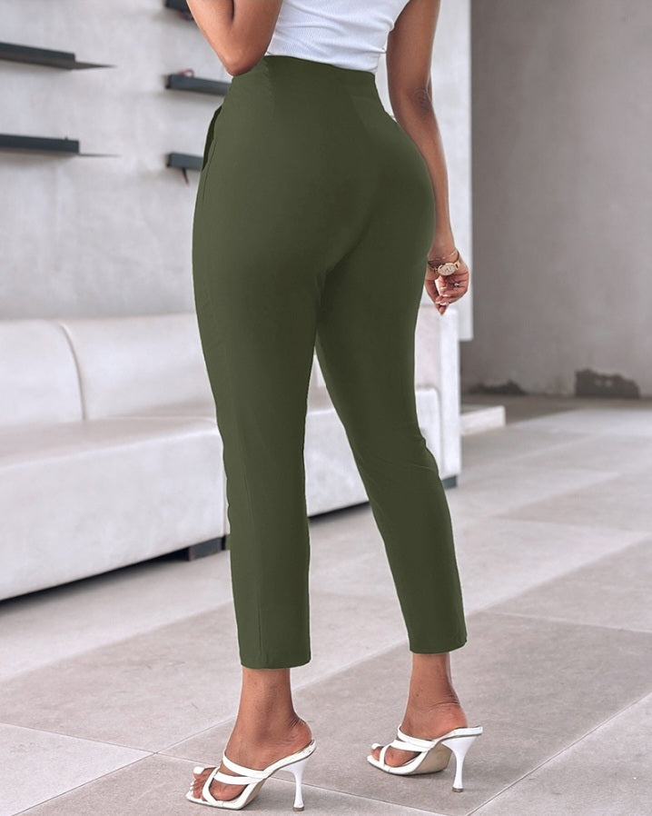 Premièrement : Ce Pantalon de travail court taille haute Femme .