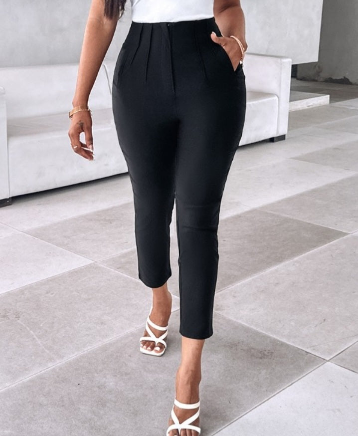 Premièrement : Ce Pantalon de travail court taille haute Femme .