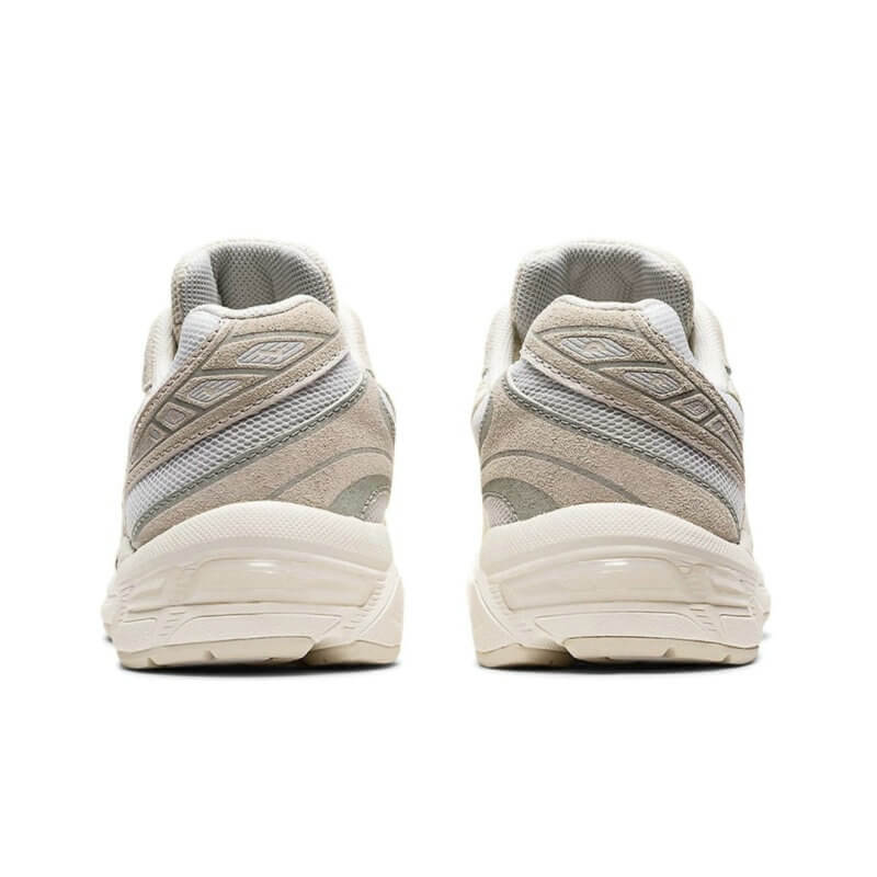 Premièrement :Les baskets Asics  offrent une combinaison parfaite de style et de performance. Leur design élégant et leurs technologies de pointe les rendent idéales pour les coureurs et les amateurs de mode.