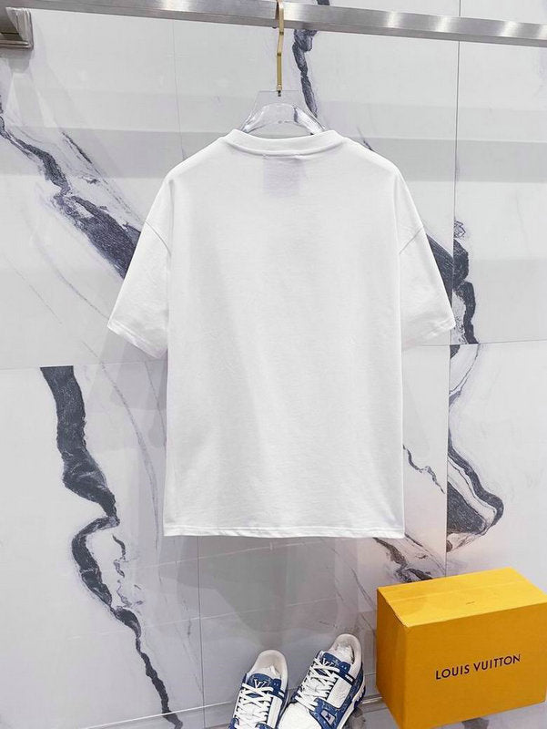 Premièrement : les T-shirts Moschino Femme offrent une élégance et un confort inégalés.