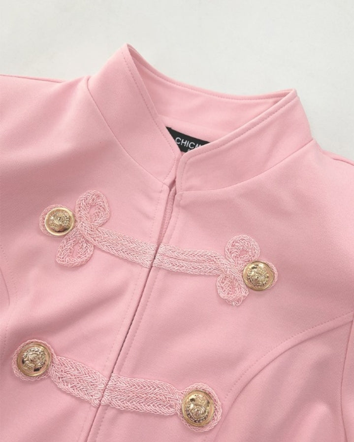 Premièrement : Apportez une touche de classe et de sophistication à votre dressing avec ce Manteau à col montant avec boutons sur le devant et manches longues et fausses poches Femme