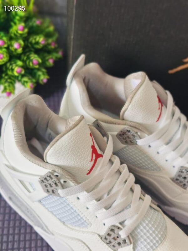 Premièrement : Les baskets Air Jordan 4 Femme se distinguent par leur design iconique et leur capacité à allier style et fonctionnalité.