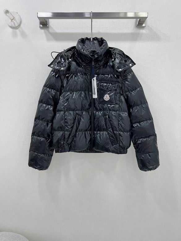 Premièrement : Les doudounes Moncler Femme, ainsi que les manteau Moncler Femme, incarnent un style et un raffinement incomparables.