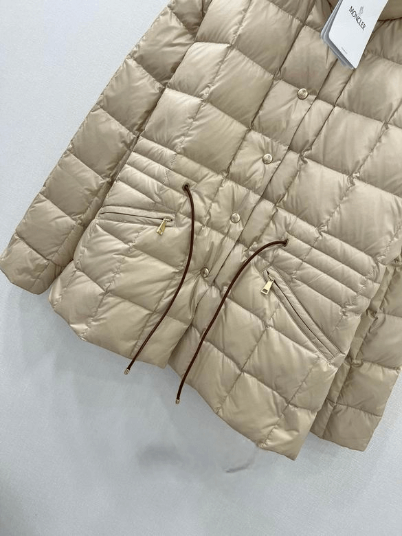 Premièrement : Les doudounes Moncler Femme, ainsi que les manteau Moncler Femme, incarnent un style et un raffinement incomparables.