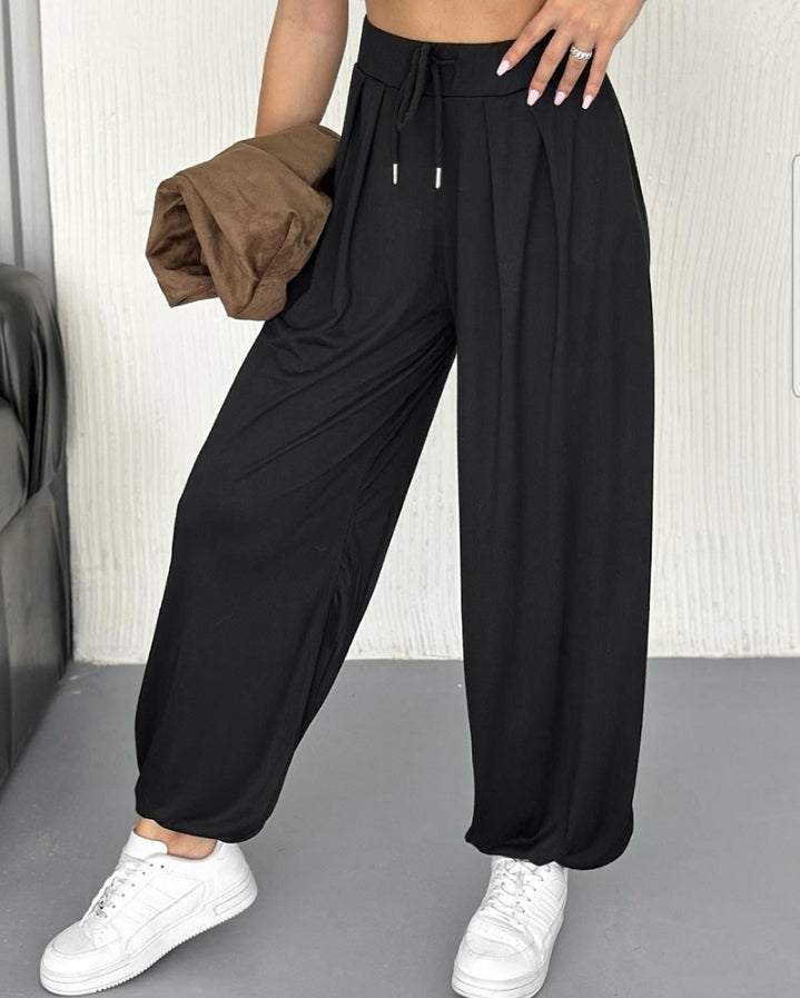 Premièrement : Ce Pantalon taille haute élastique à revers et cordon de serrage , coupe ample et décontractée , froncé Femme .