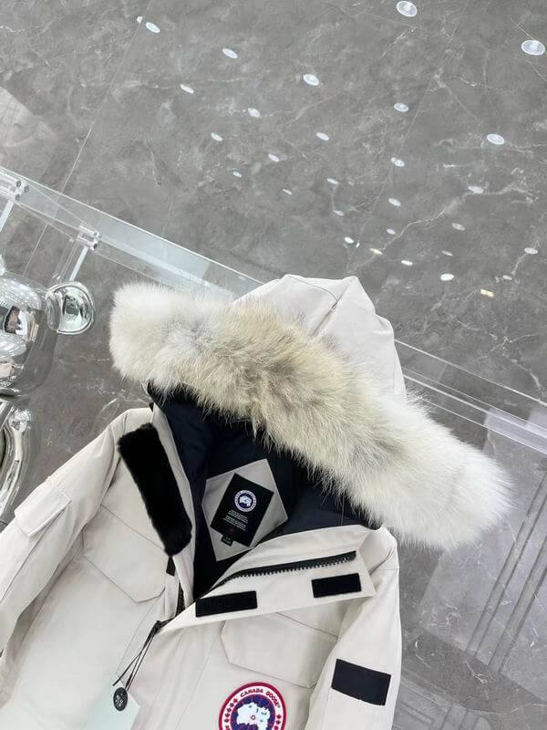 Résultat de l'évolution emblématique de la marque Canada G00se Femme, la Doudoune Canada G00se Femme est un témoignage de l'engagement de Canada G00se à combiner style,