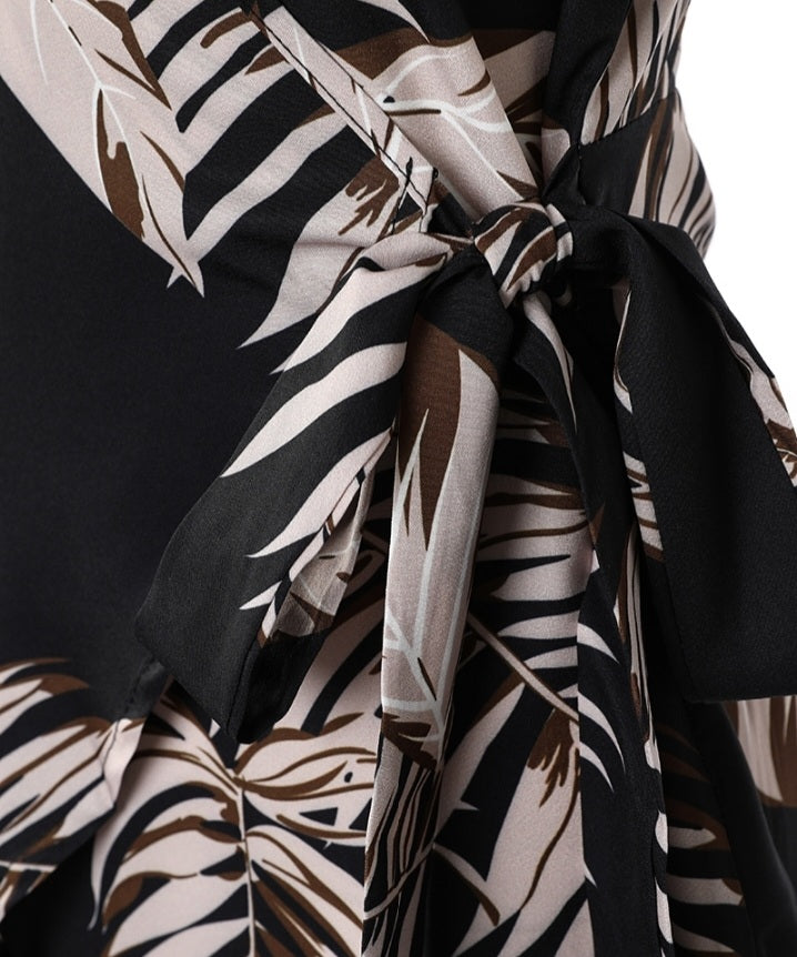 Premièrement : Cette Robe courte décontractée à bretelles spaghetti et col en V à imprimé floral pailetté avec détails croisés Femme.