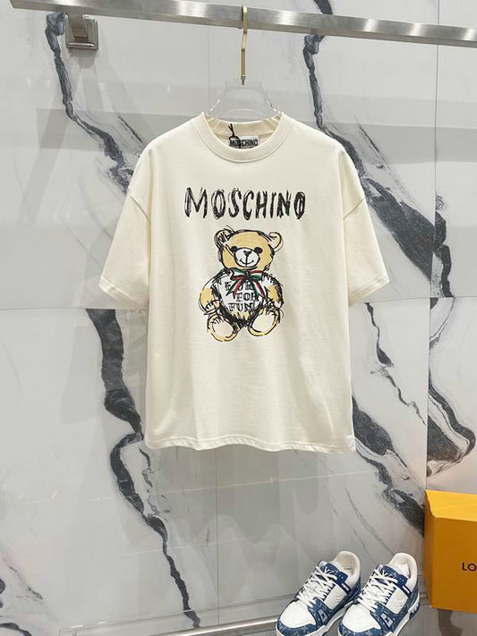 Premièrement : les T-shirts Moschino Femme offrent une élégance et un confort inégalés.