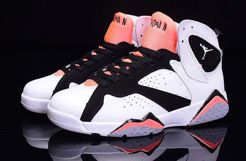 Premièrement, les baskets Air Jordan 7 Femme se distinguent par leur design iconique et leur confort exceptionnel.