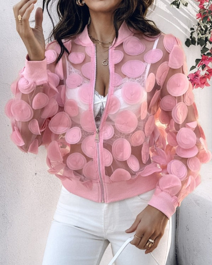 Premièrement : Adoptez un look moderne et raffiné avec cette Manteau à manches longues avec broderie florale et col de baseball veste zippée en maille transparente femme.
