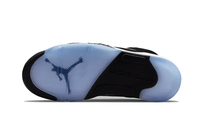 Premièrement, les baskets Air Jordan 5 Femme incarnent un mélange parfait de style audacieux et de performance exceptionnelle.