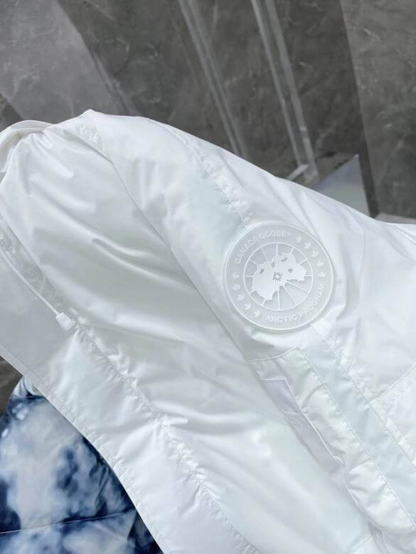 Résultat de l'évolution emblématique de la marque Canada Goose, la doudoune Canada Goose Parka Femme est un témoignage de l'engagement de Canada Goose à combiner style,