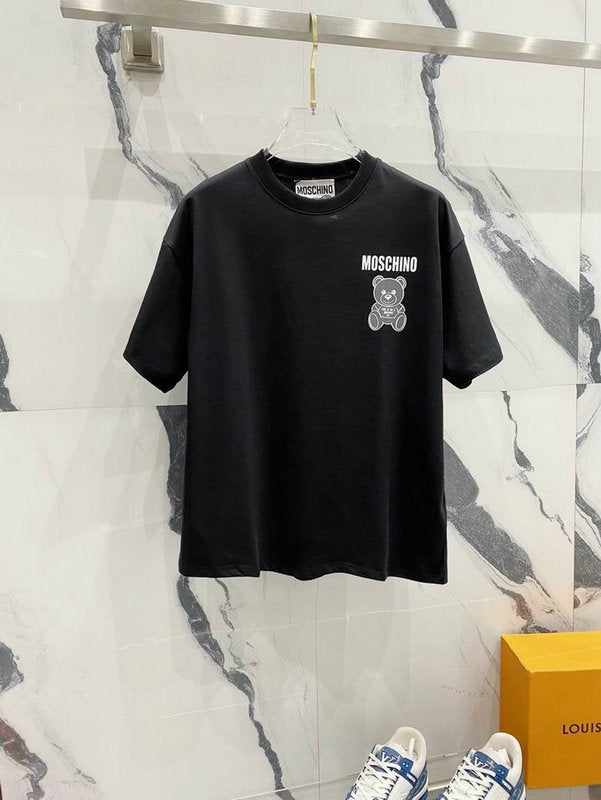 Premièrement : les T-shirts Moschino Femme offrent une élégance et un confort inégalés.