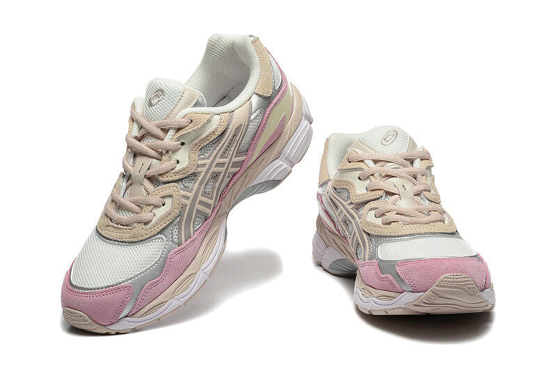 Premièrement :Les baskets Asics  offrent une combinaison parfaite de style et de performance.