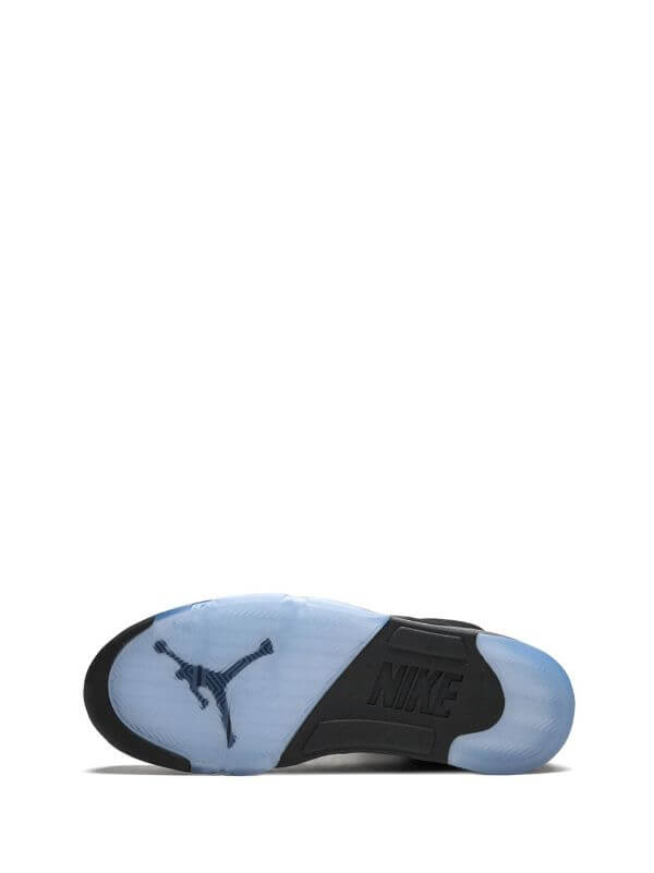 Premièrement, les baskets Air Jordan 5 Femme incarnent un mélange parfait de style audacieux et de performance exceptionnelle.