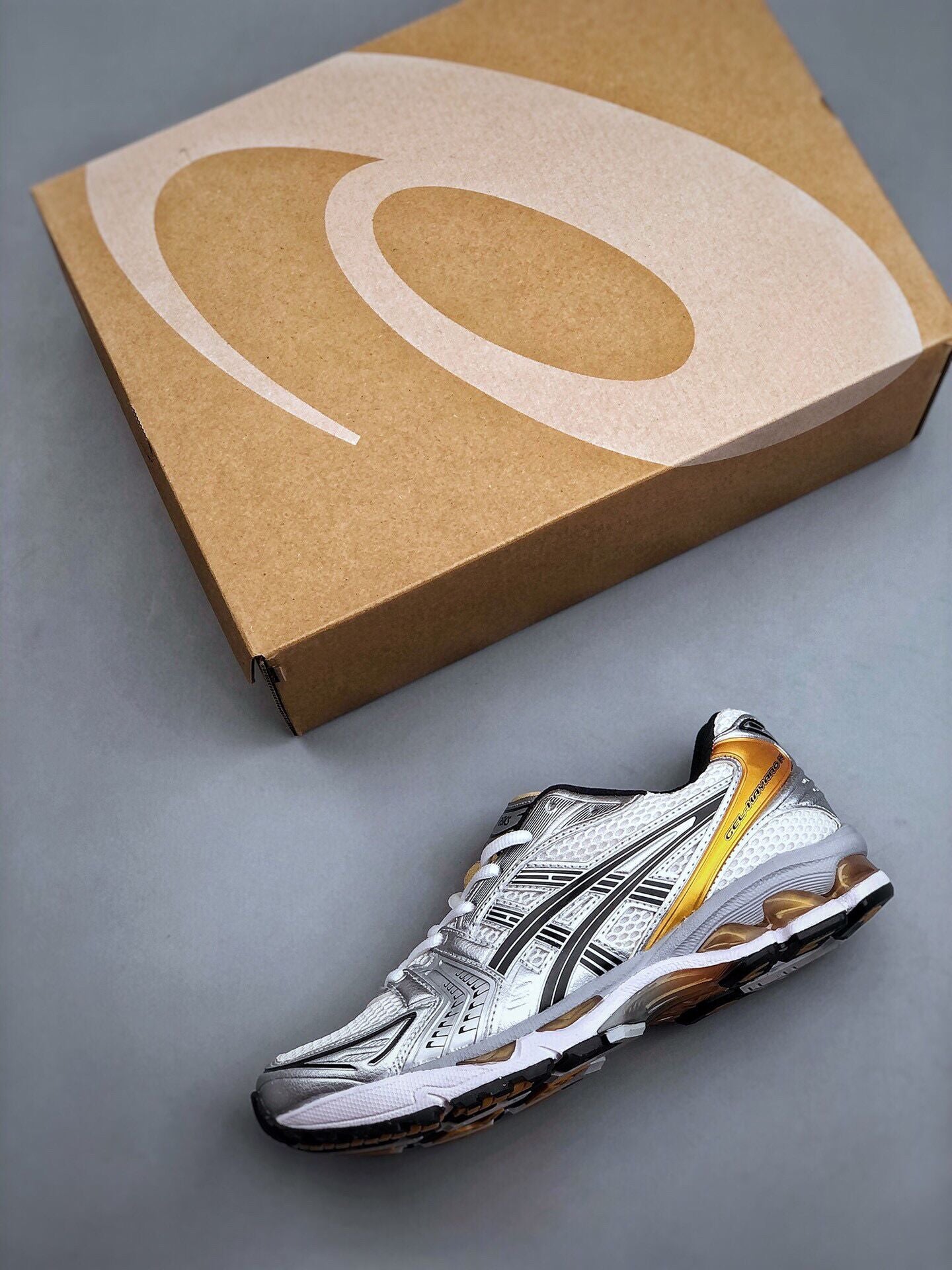 Résultats de l'engagement emblématique de la marque Asics à combiner style et innovation, les sneakers Asics Femme  sont des pièces maîtresses de la mode sportive.