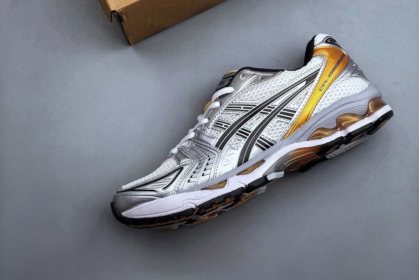 Résultats de l'engagement emblématique de la marque Asics à combiner style et innovation, les sneakers Asics Femme  sont des pièces maîtresses de la mode sportive.