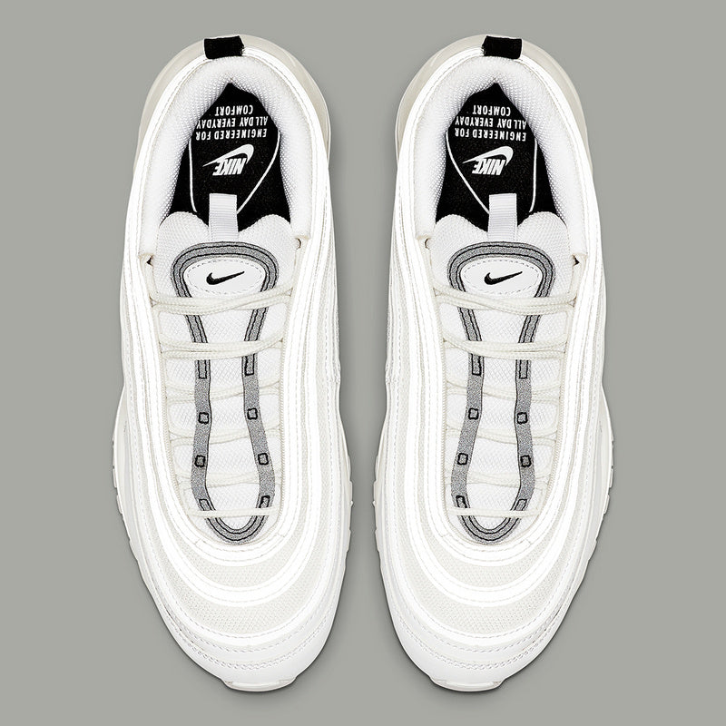 Premièrement, les baskets Nike Air Max 97 Femme incarnent un design emblématique et audacieux.

Inspirées des lignes fluides des trains à grande vitesse japonais.