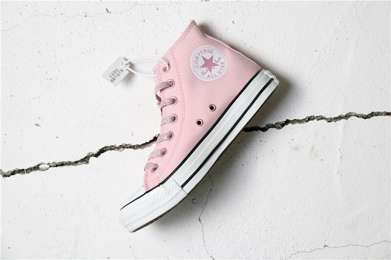 Premièrement : Les baskets Converse Femme se distinguent par leur design iconique et leur esthétique vintage.