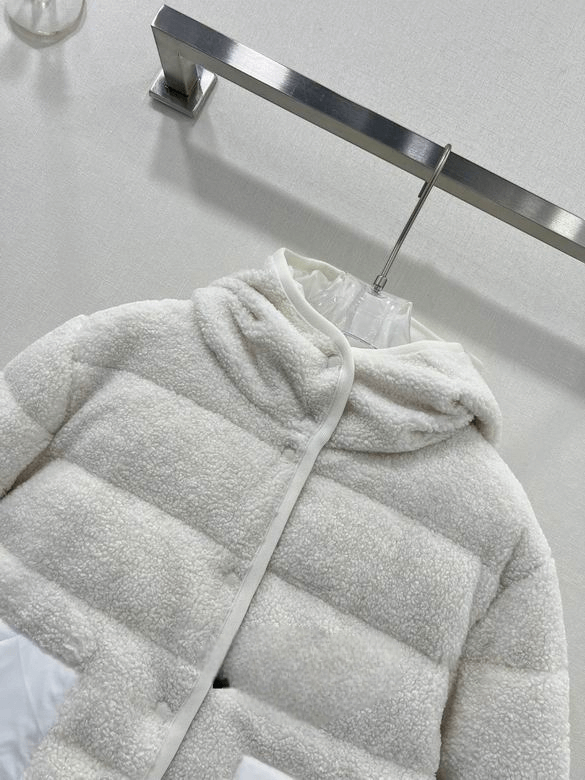 Premièrement : Les doudounes Moncler Femme, ainsi que les manteau Moncler Femme, incarnent un style et un raffinement incomparables.