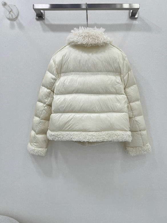 Premièrement : Les doudounes Moncler Femme, ainsi que les manteau Moncler Femme, incarnent un style et un raffinement incomparables.