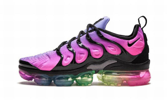 Les Nike Air Vapormax Plus TN Femme incarnent une fusion audacieuse entre l’héritage des baskets TN des années 90 et l’innovation moderne de la technologie Vapormax.
