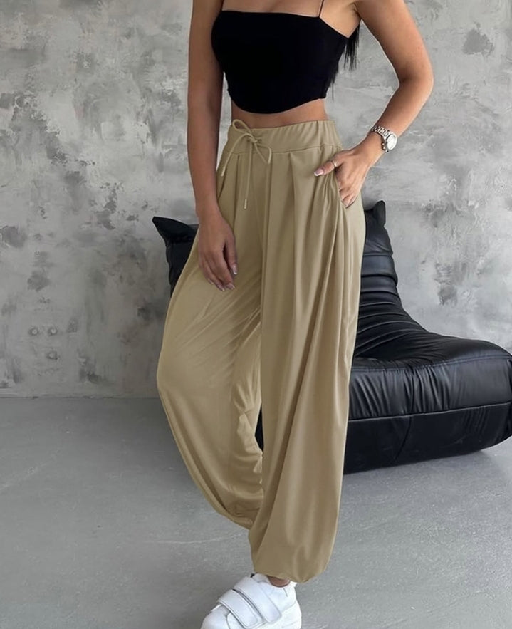 Premièrement : Ce Pantalon taille haute élastique à revers et cordon de serrage , coupe ample et décontractée , froncé Femme .