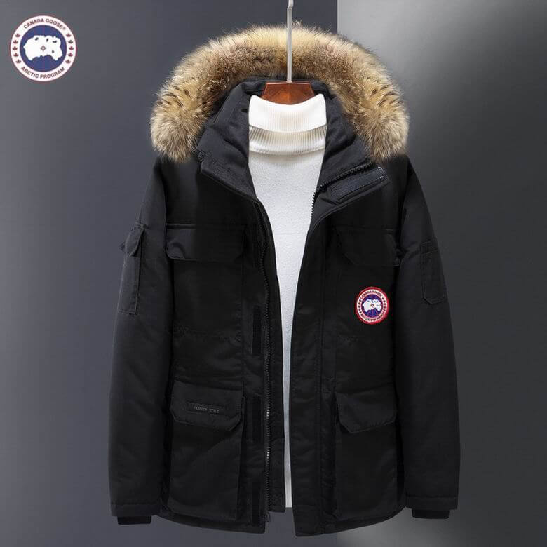 Résultat de l'évolution emblématique de la marque Canada Goose, la doudoune Canada Goose Parka Femme est un témoignage de l'engagement de Canada Goose à combiner style,