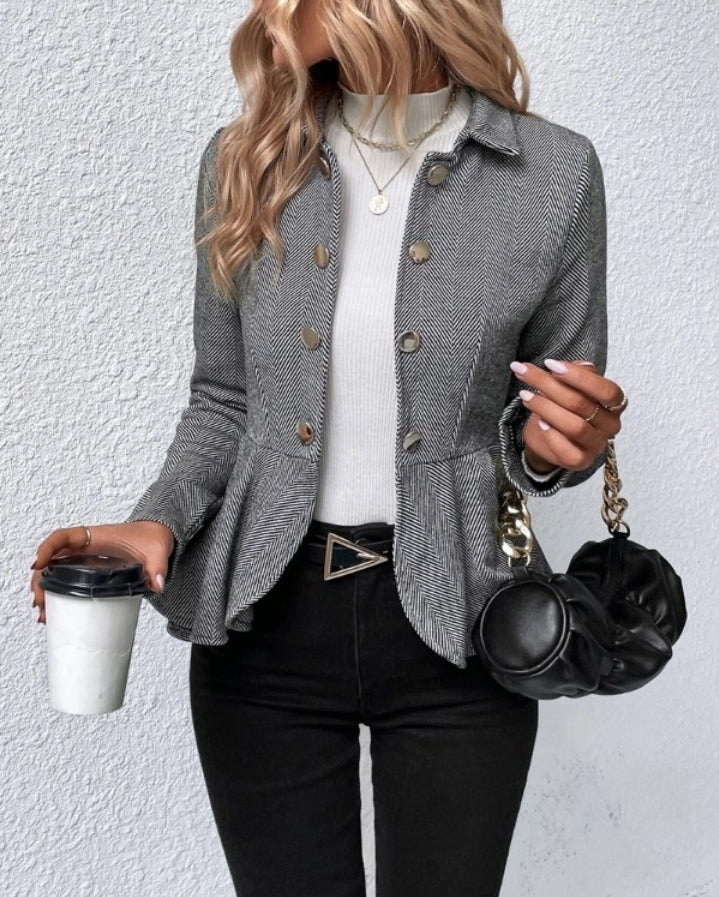 Premièrement : Adoptez un look structuré et raffiné avec ce Manteau blazer slim à rayures et boutons sur le devant avec ourlet à volants femme 